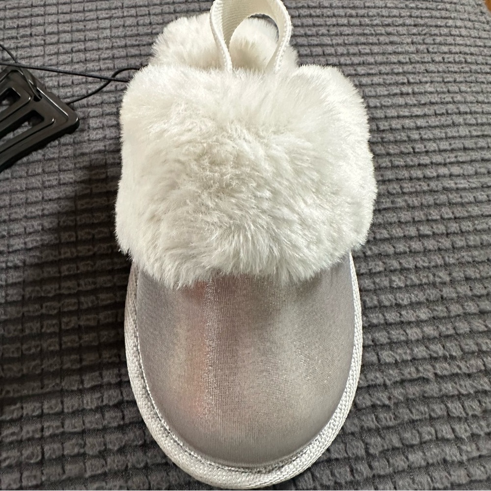 Girls Silver Faux Fur Scuff Slippers Size 9 10 Holiday Time Soft Sole - Picture 4 of 4